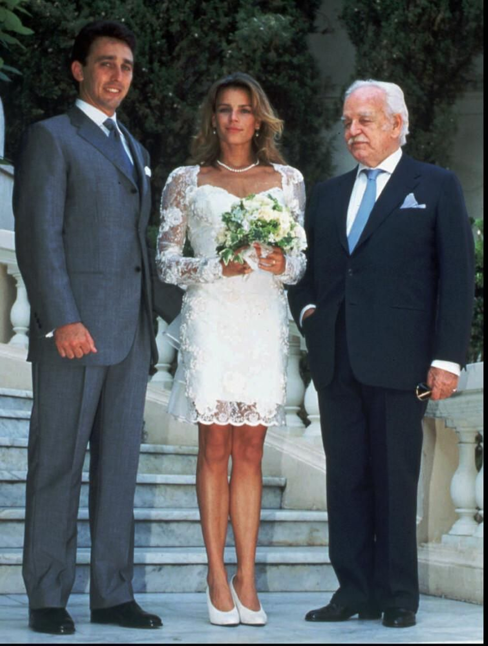 De i. a dcha. Daniel Ducruet, Estefanía y Rainiero III, el día de la boda de la pareja en 1995.