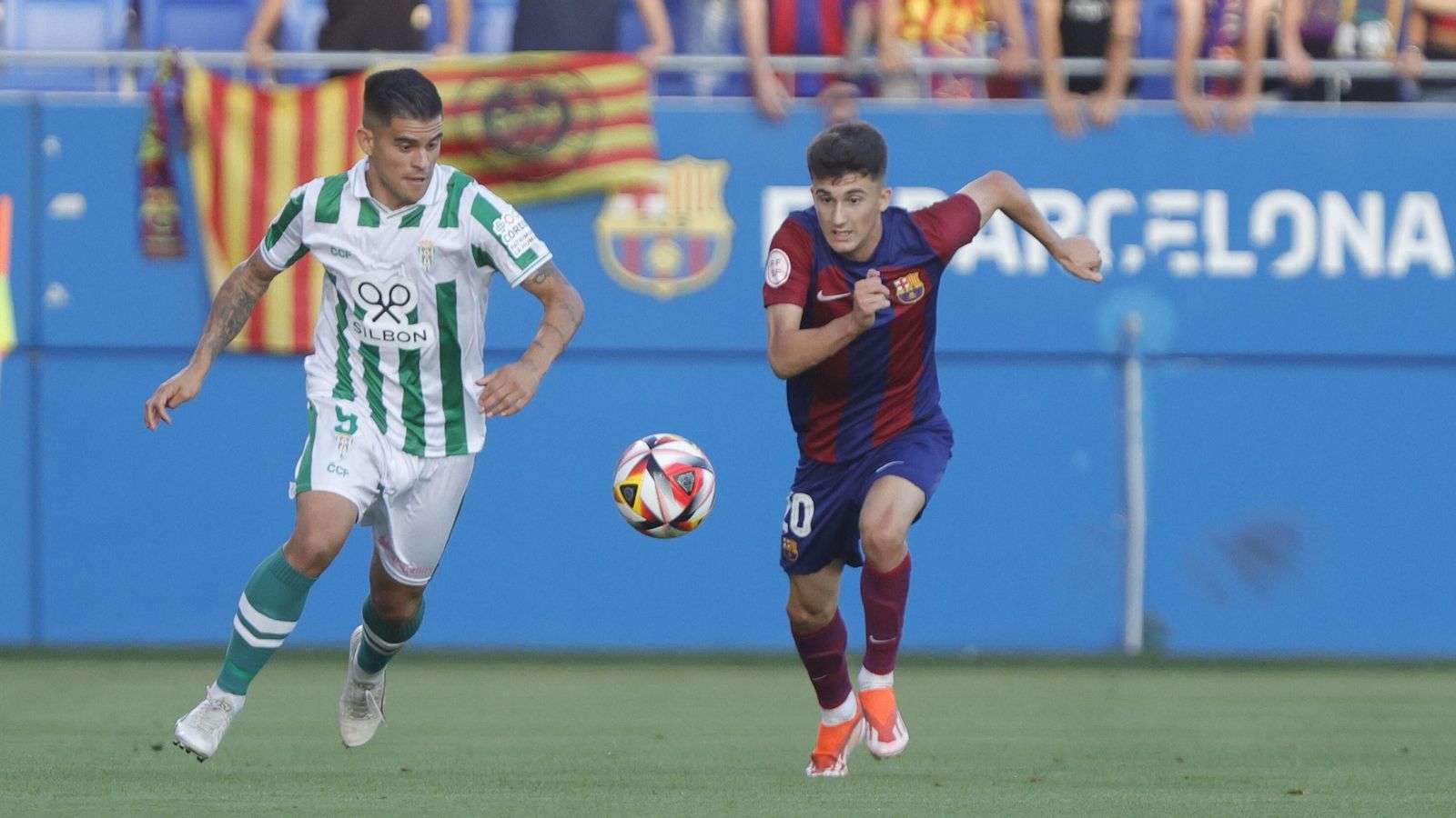 Kuki Zalazar sale a la contra en el Barcelona Atlètic - Córdoba CF.