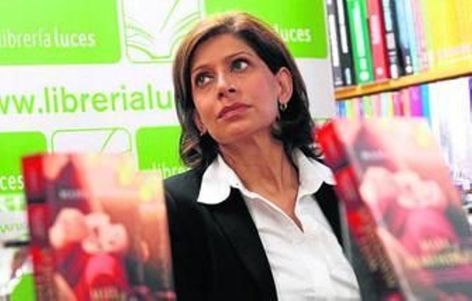 La escritora Maha Akhtar, ayer, en la librería Luces.