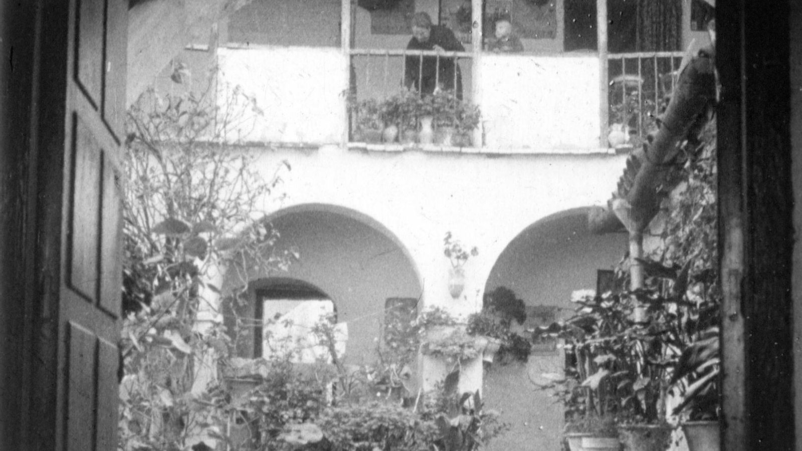 Una mujer prepara unas macetas en un patio en uno de los primeros concursos.