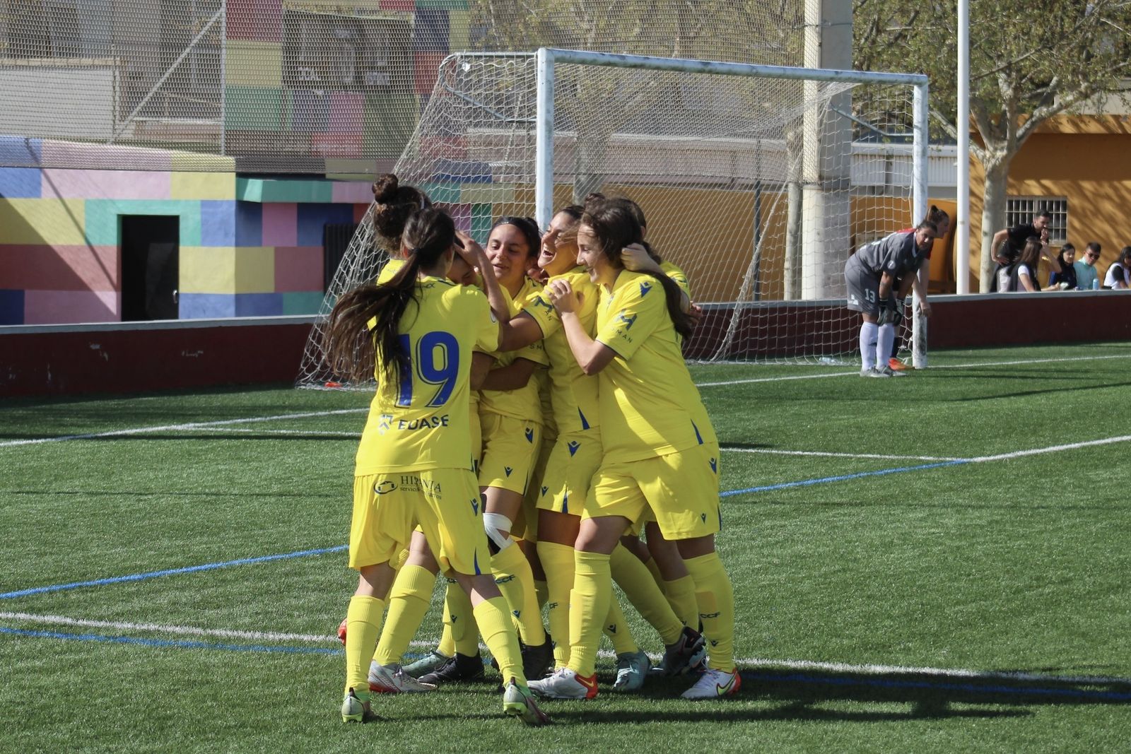 Las jugadoras del Cádiz celebran uno de los goles.