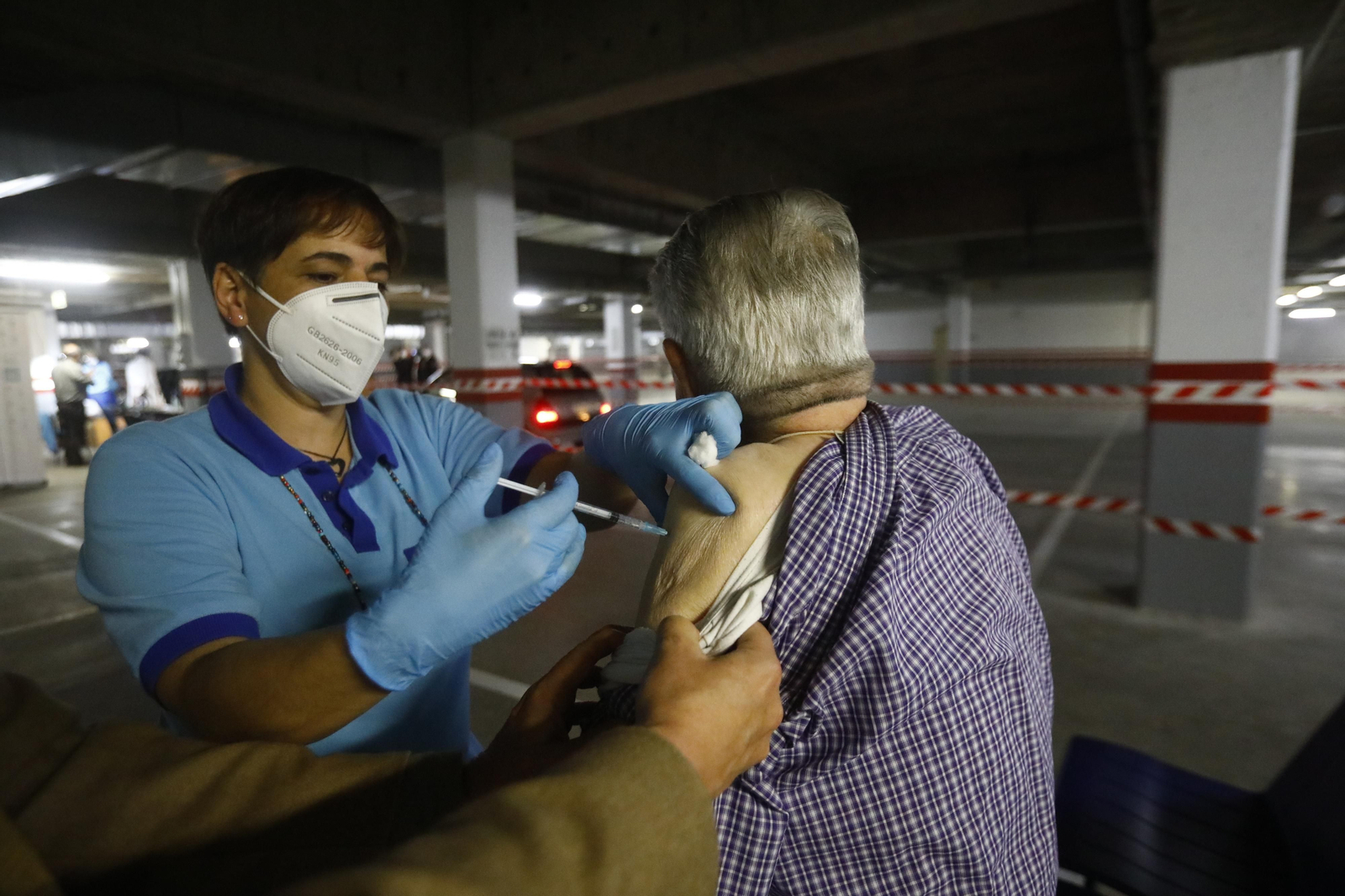 Vacunación a una persona mayor de 80 años en Córdoba.