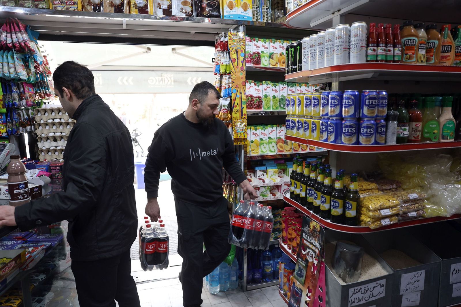 La vida sigue entre los habitantes de Teherán: compras, trabajos, pasear al perro...