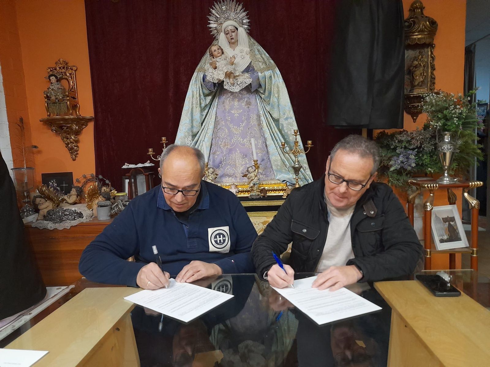 Un momento de la firma de ejecución del estandarte.