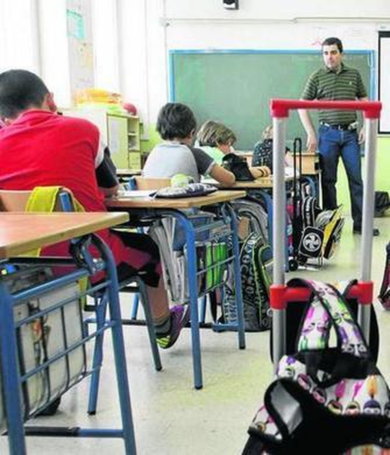 Niños de segundo de Primaria realizan la prueba en clase.