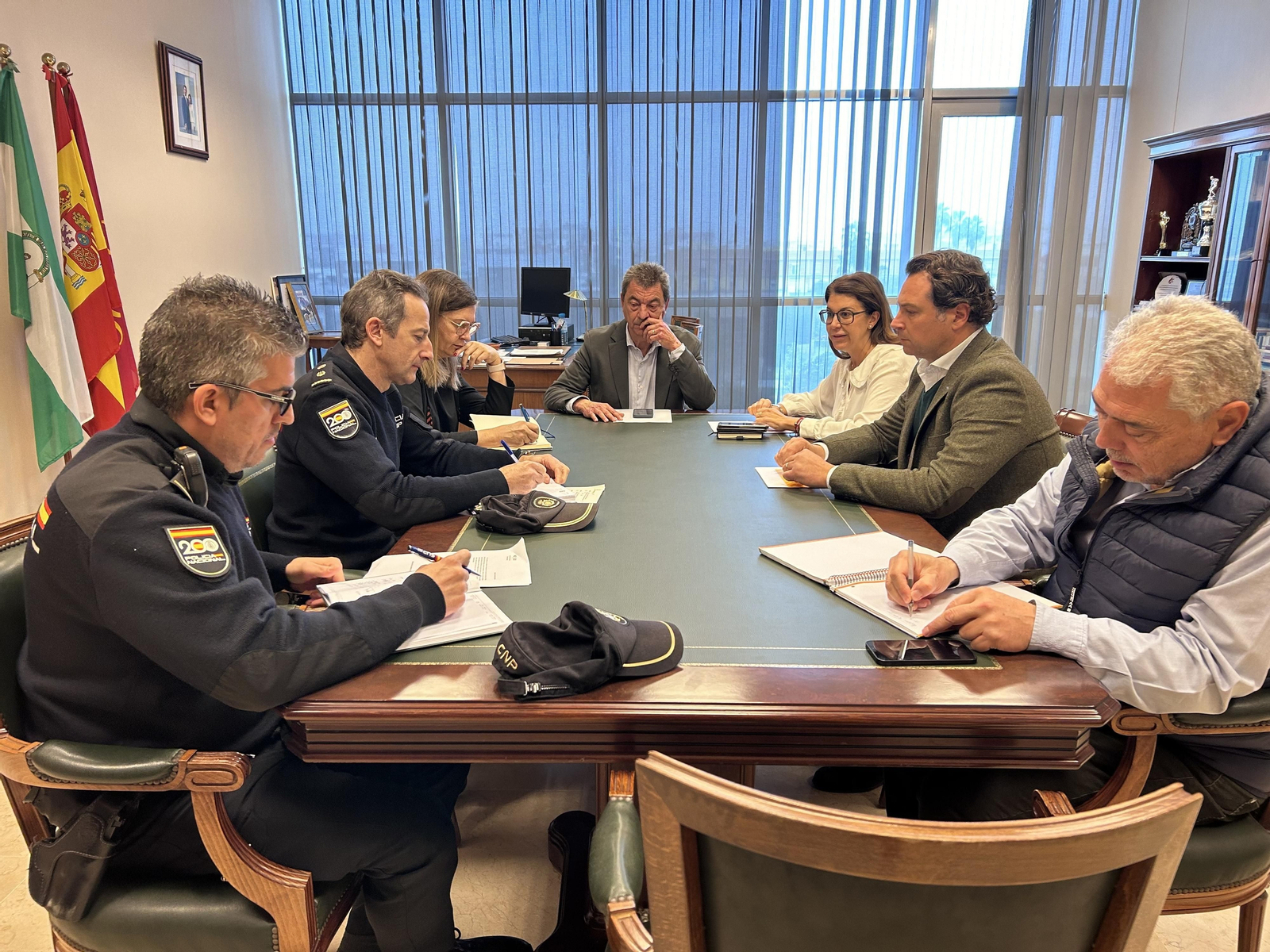 Reunión entre la delegada del Distrito Macarena, Silvia Pozo, el delegado de Seguridad, Ignacio Flores, el director del Distrito Macarena, Manuel Loreto y representantes de la Policía Nacional y la Subdelegación del Gobierno en Sevilla.