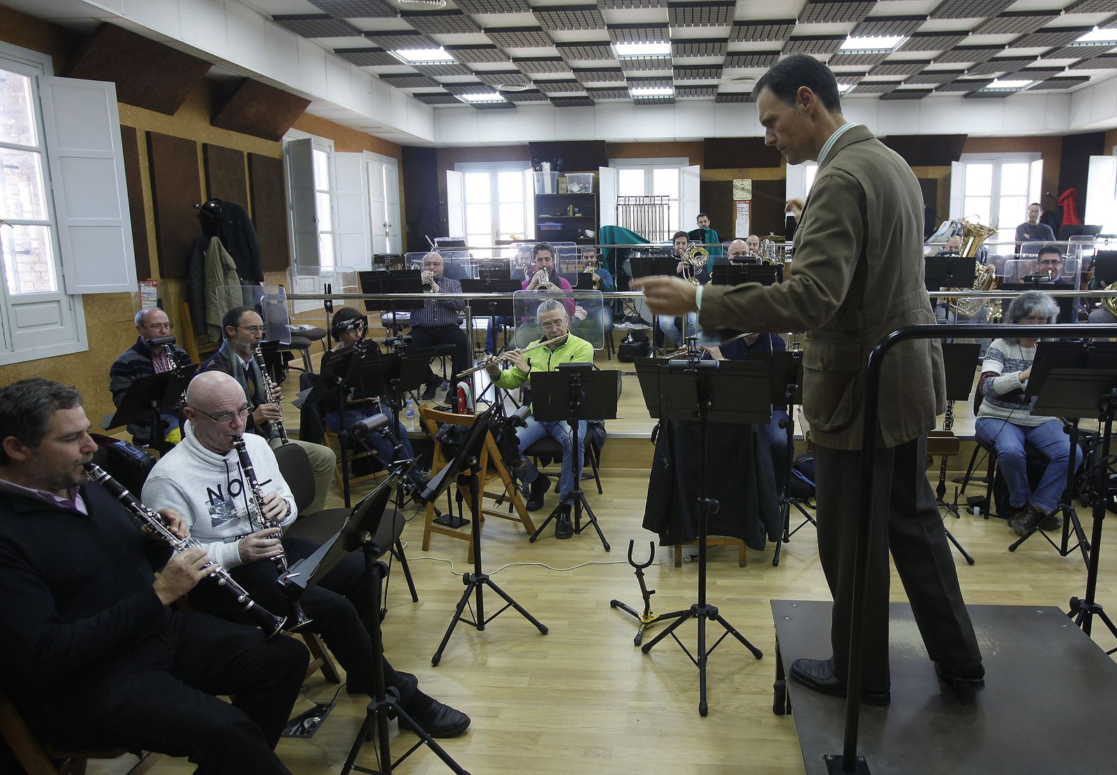El director de la banda municipal, Francisco Javier Gutiérrez Juan, dirige un ensayo.