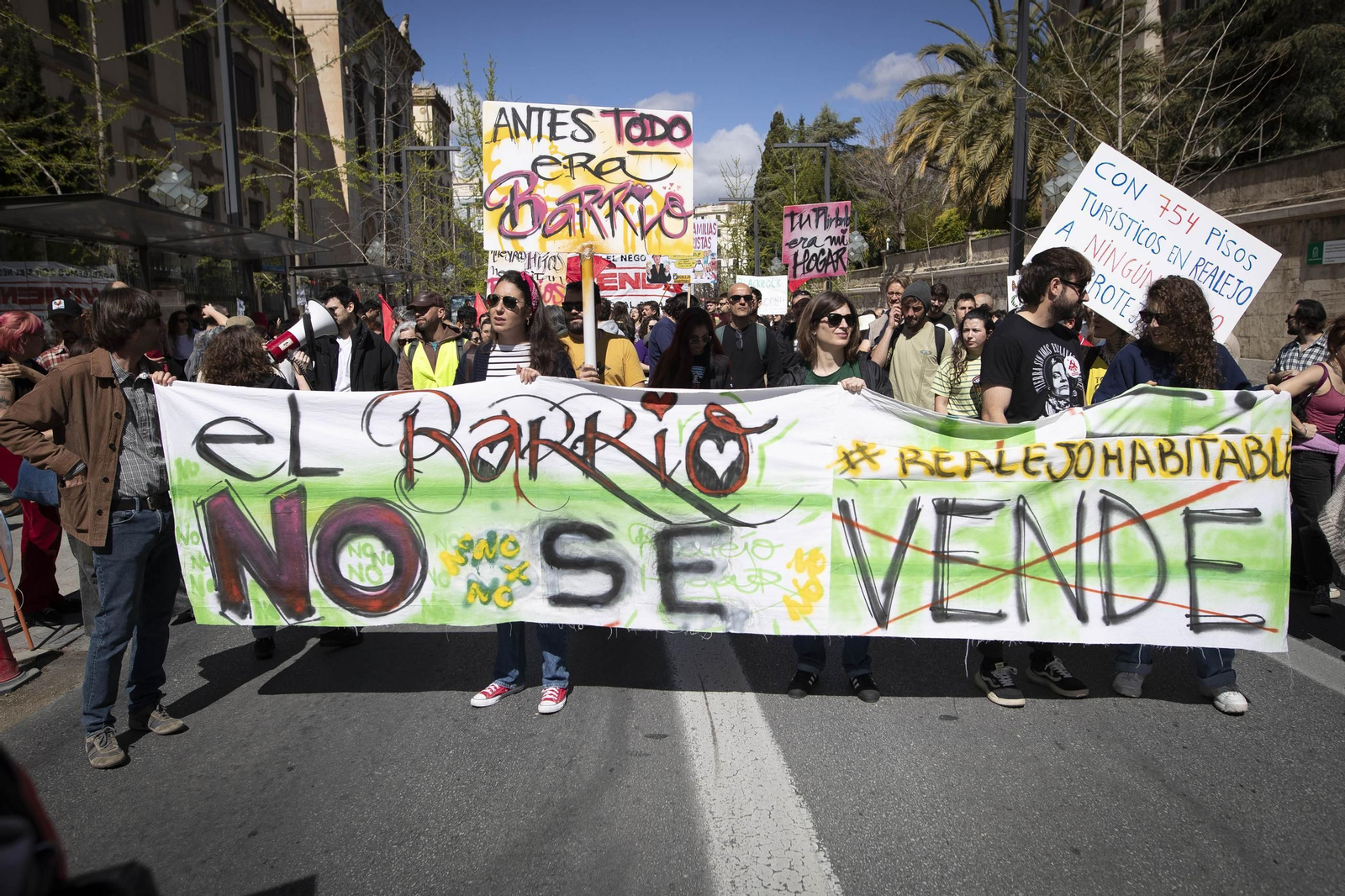 Todas las imágenes de la manifestación contra "el negocio de la vivienda" en Granada