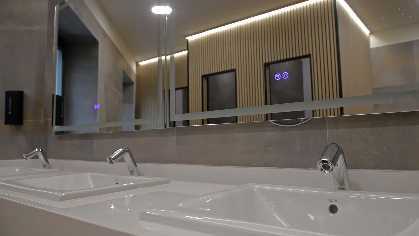 Aseos reformados en el Palacio de Congresos de La Línea.