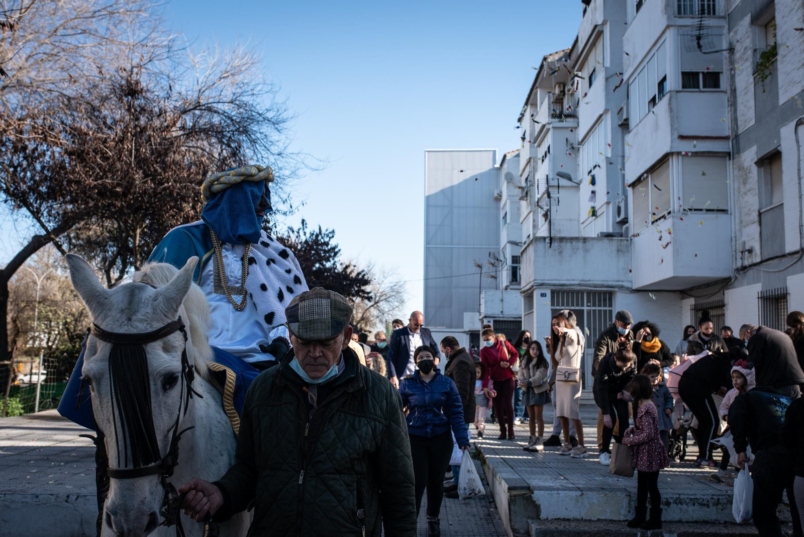 La visita de los Reyes Magos a los barrios de Huelva en imágenes
