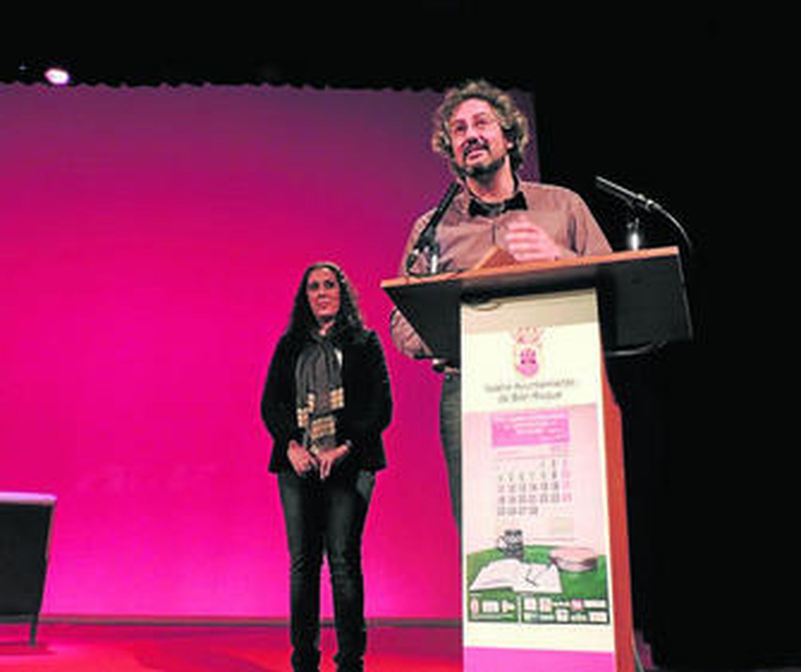 Diego Modino se dirige al público tras recoger el premio al Mejor Corto de San Roque, ayer.