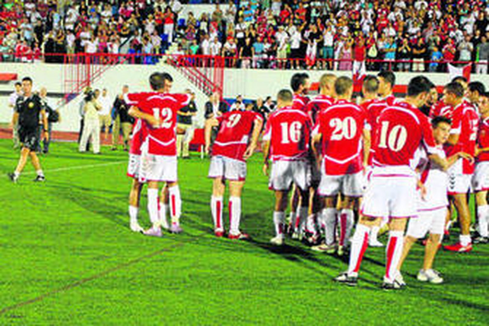 Jugadores de Girbaltar se abrazan tras el partido amistoso de este verano ante la Balona.