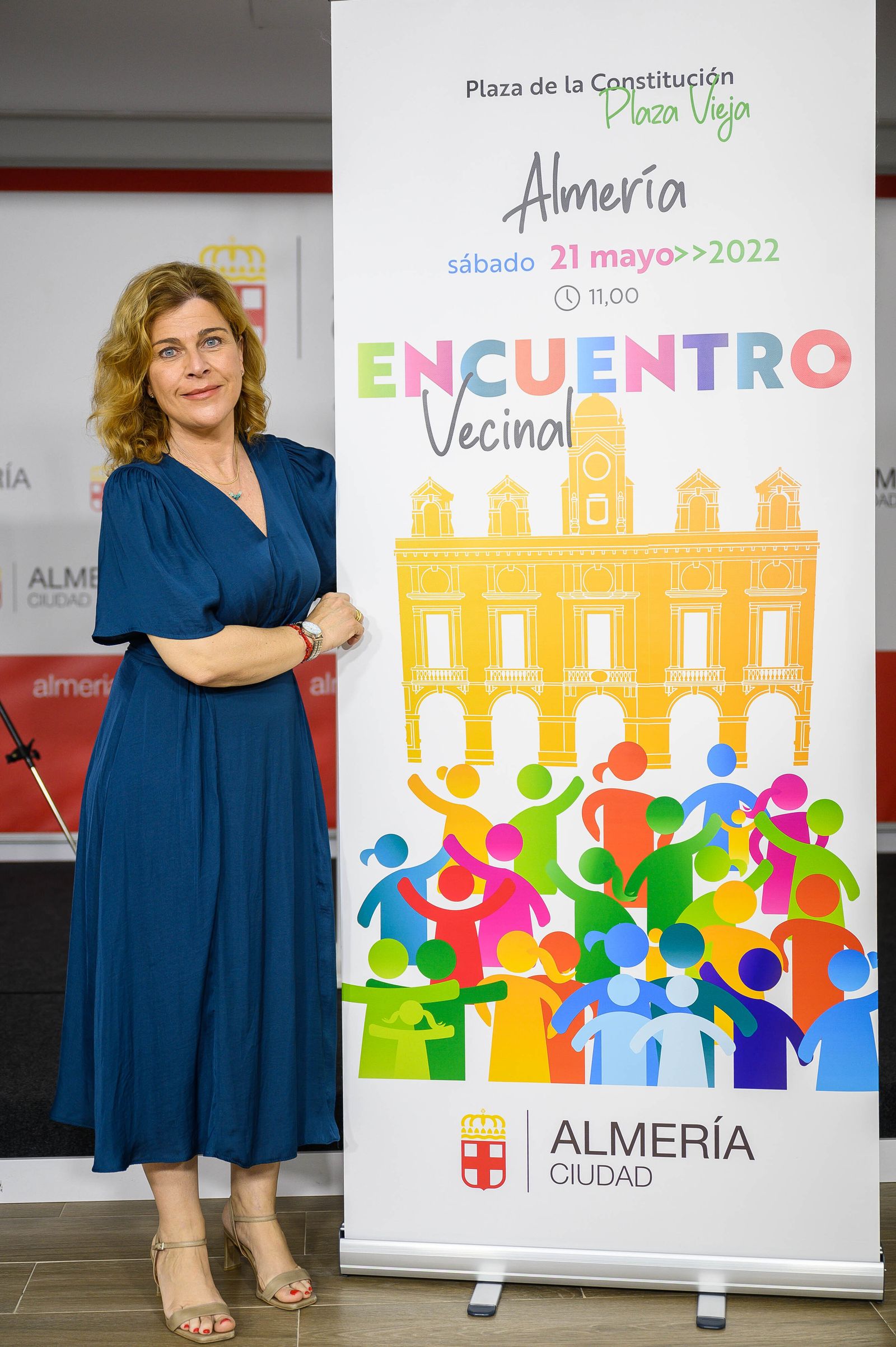 Paola Laynez muestra el cartel diseñado para el Encuentro Vecinal