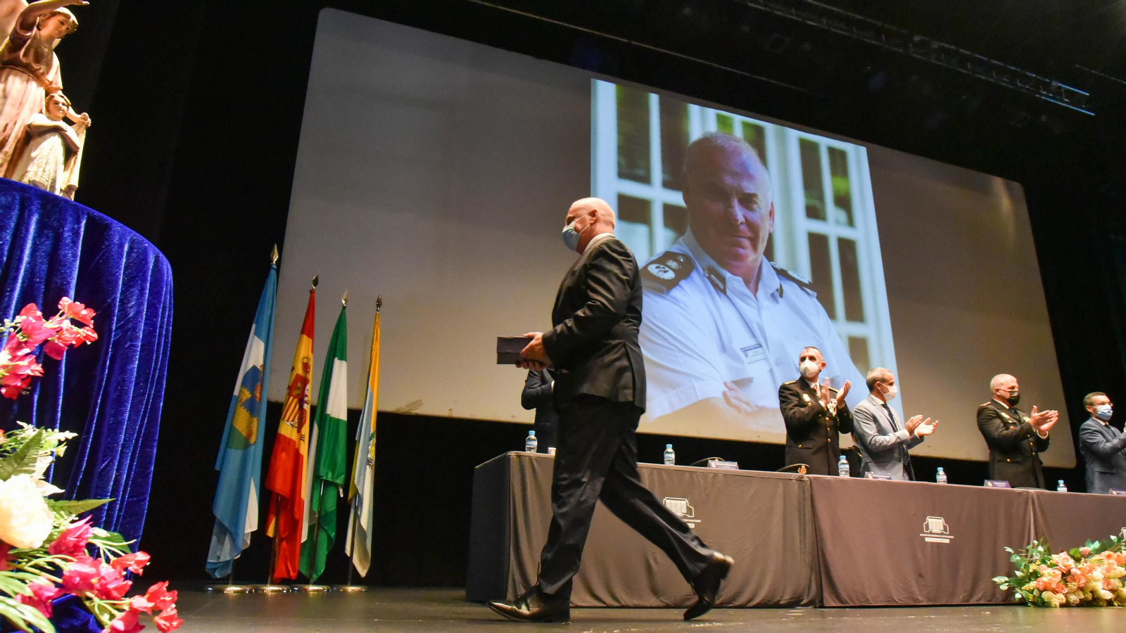 Las fotos de la entrega de medallas por el Dia de la Policía Nacional