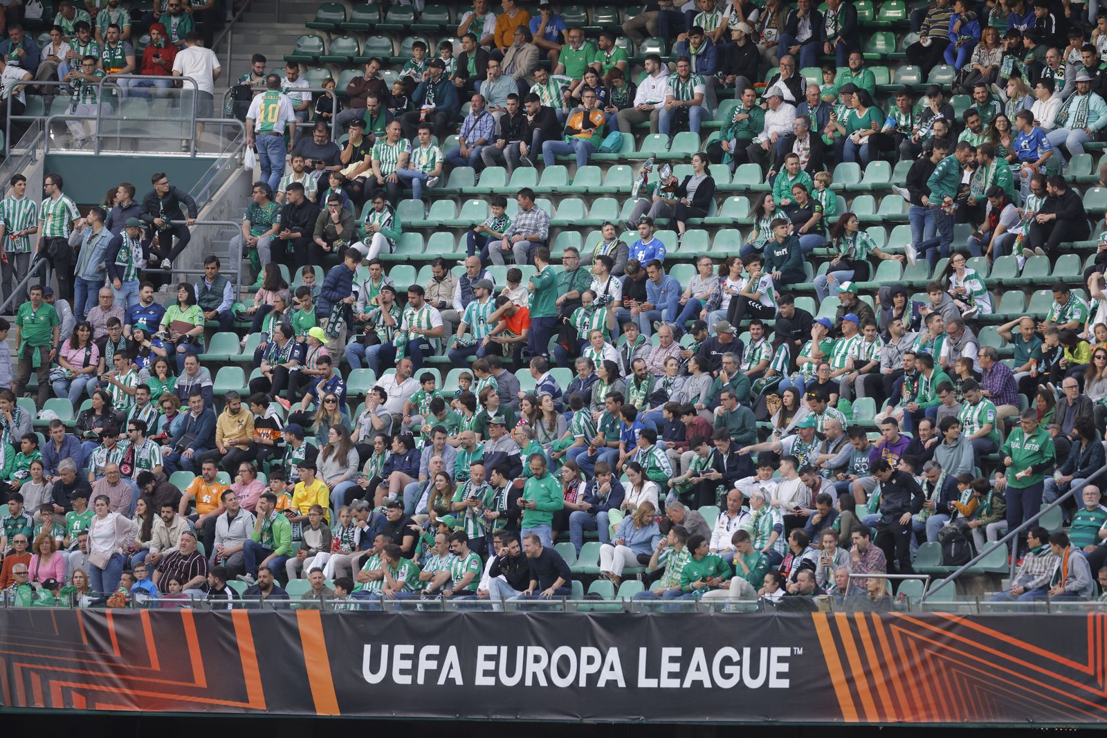 Búscate en las fotos del Betis-Manchester