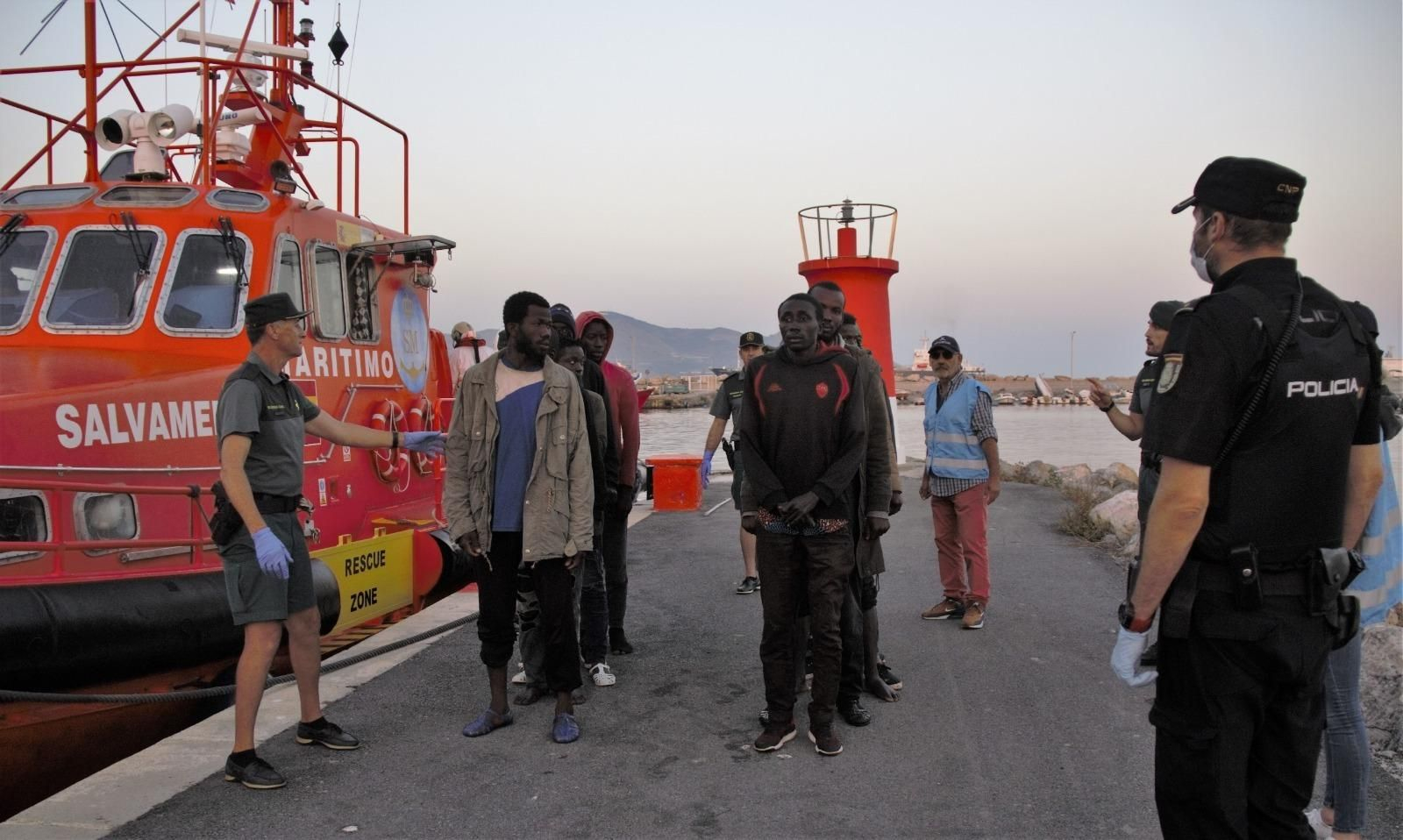 Trasladan a Motril a 40 inmigrantes de una patera