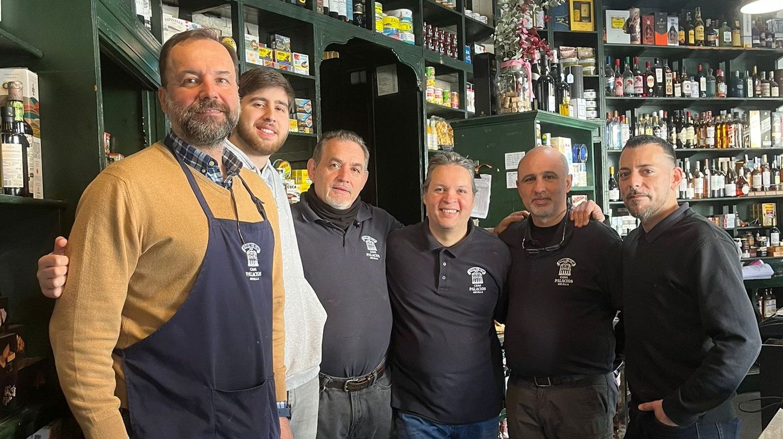 Juan Manuel y Jacobo, tercera y cuarta generación. A su lado, los empleados.