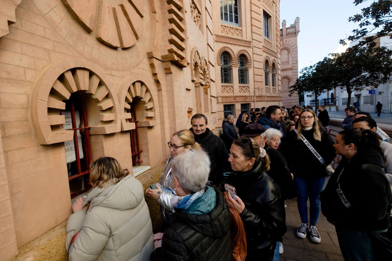 Colas para comprar las entradas para semifinales infantiles y juveniles.