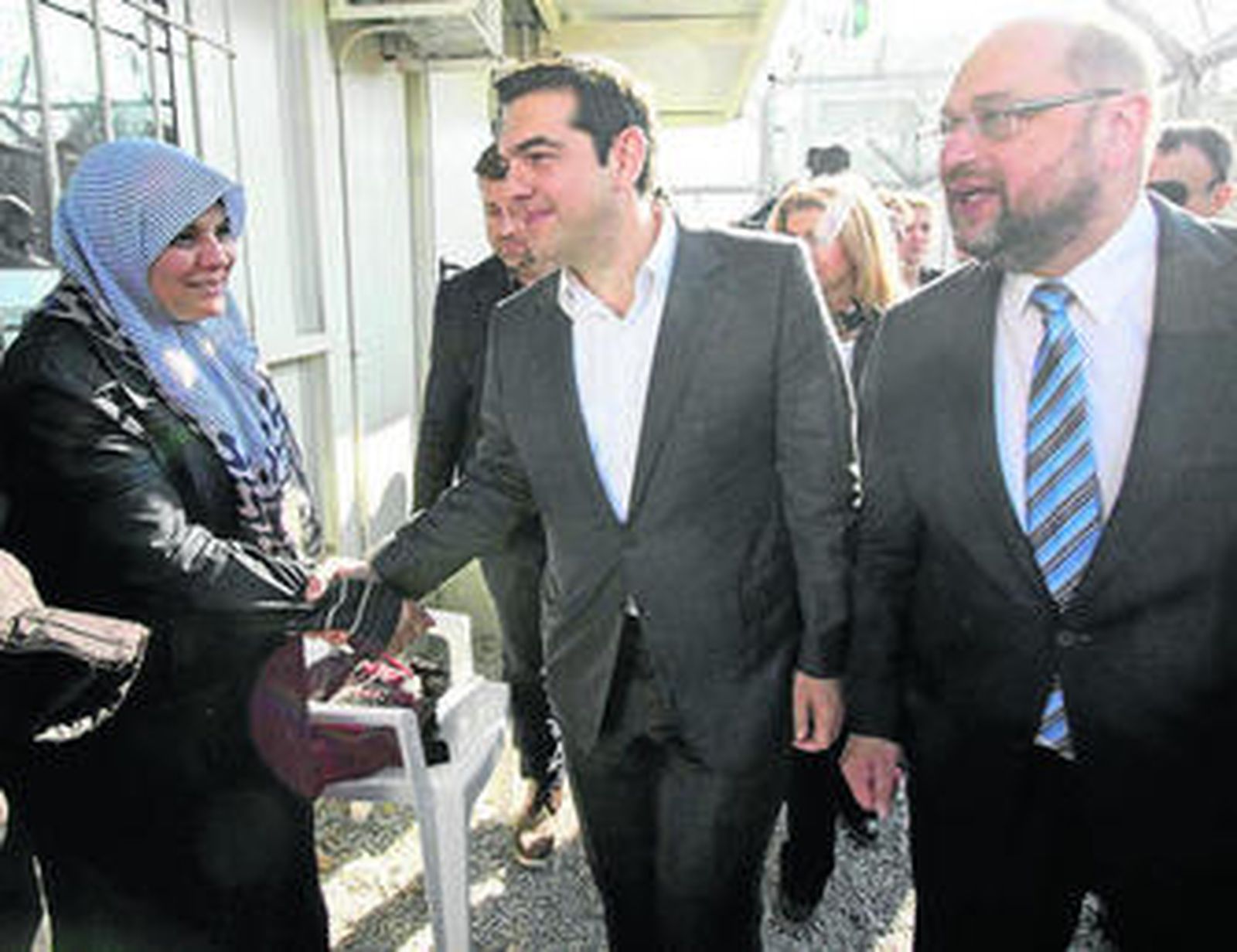 Alexis Tsipras y Martin Schulz dan un paseo ayer en la isla de Lesbos.