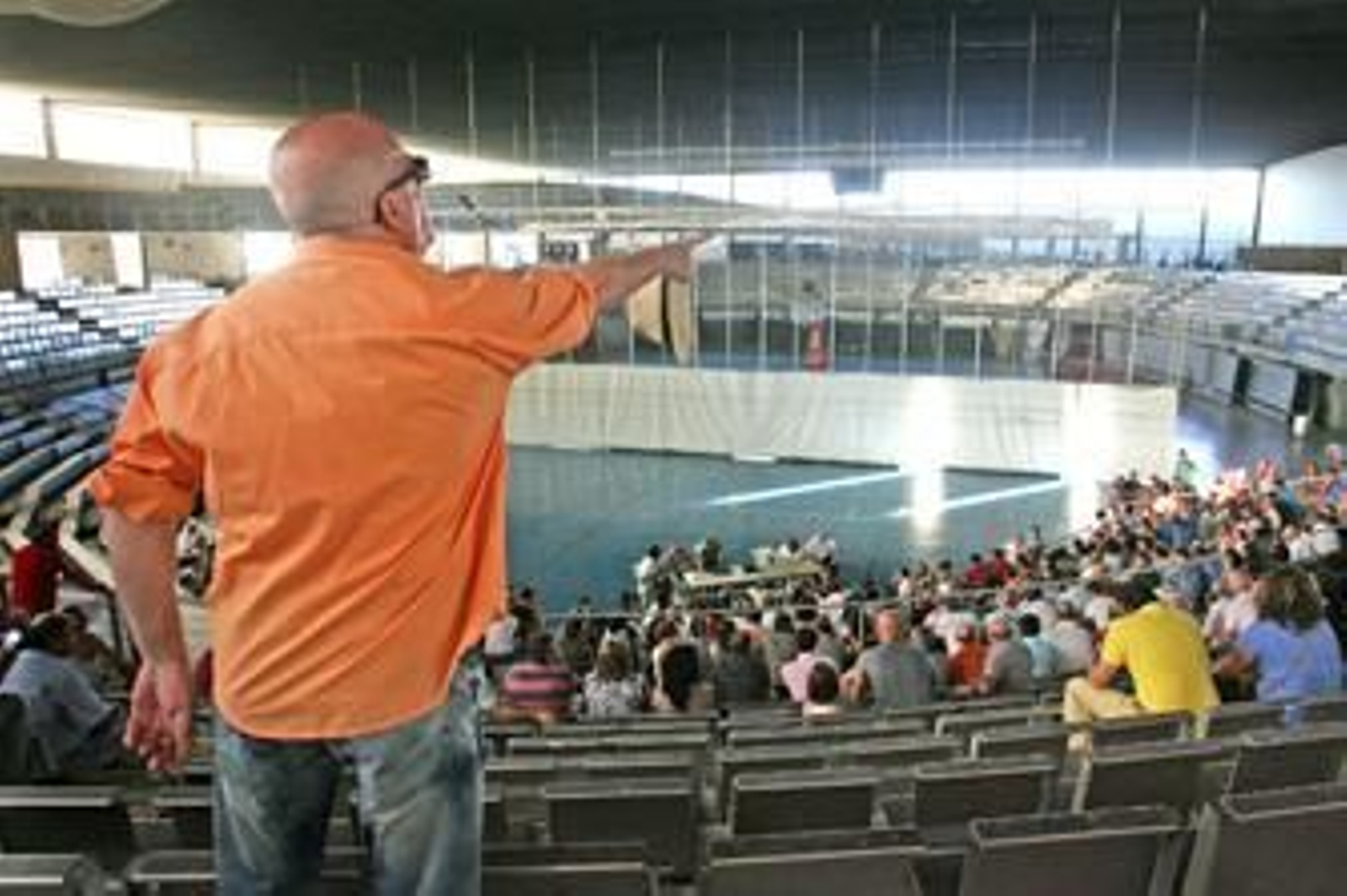 Uno de los afectados se dirige a los presentes. /Pascual