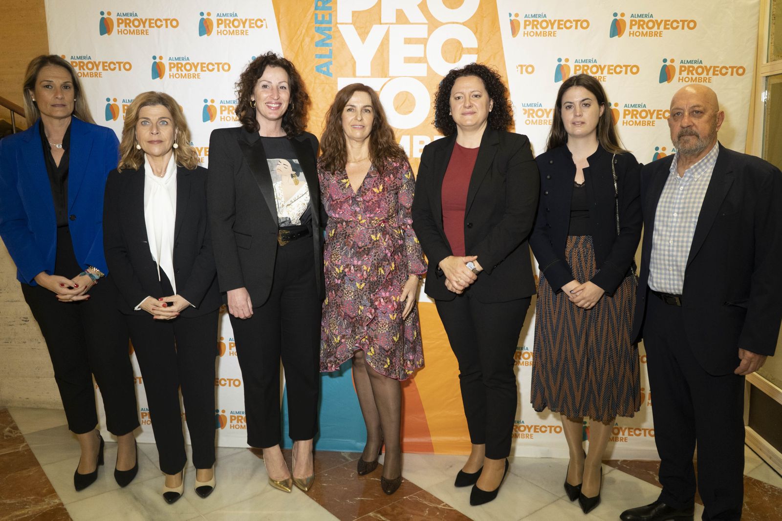Representantes del Ayuntamiento de Almería y Proyecto Hombre, en la gala del 20 aniversario de esta última.