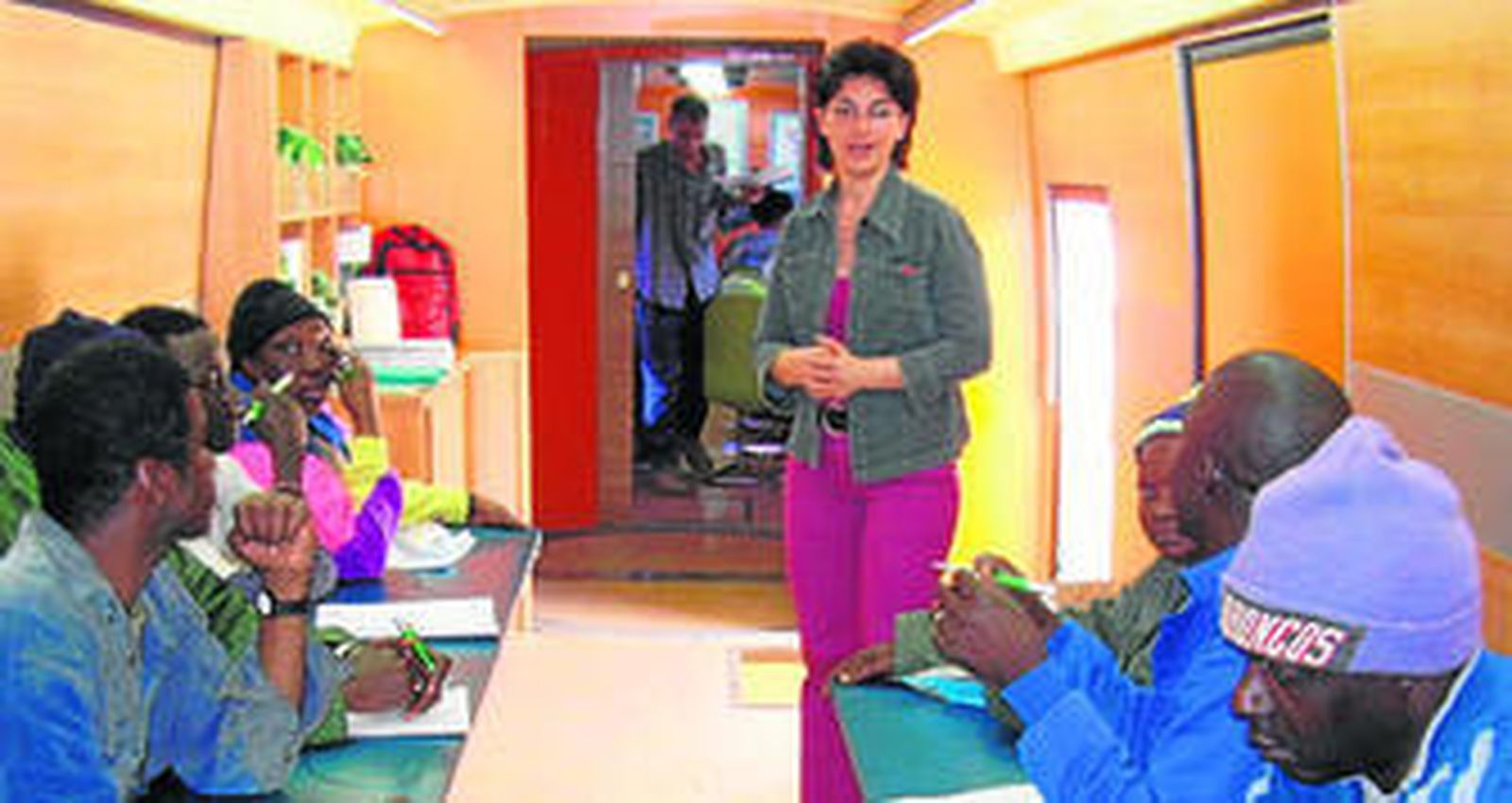 Varios trabajadores inmigrantes del campo andaluz reciben formación en Prevención de Riesgos Laborales en el aula itinerante del Prevebús.