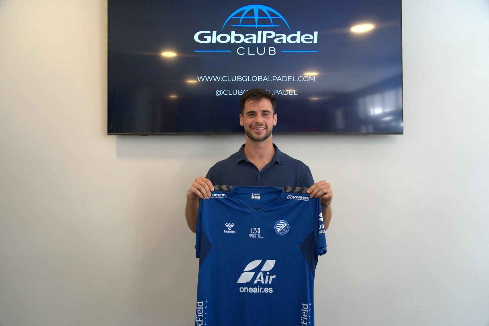 Curro Rivelott, en su presentación como nuevo jugador del Xerez DFC. Curro Rivelott, en su presentación como nuevo jugador del Xerez DFC.