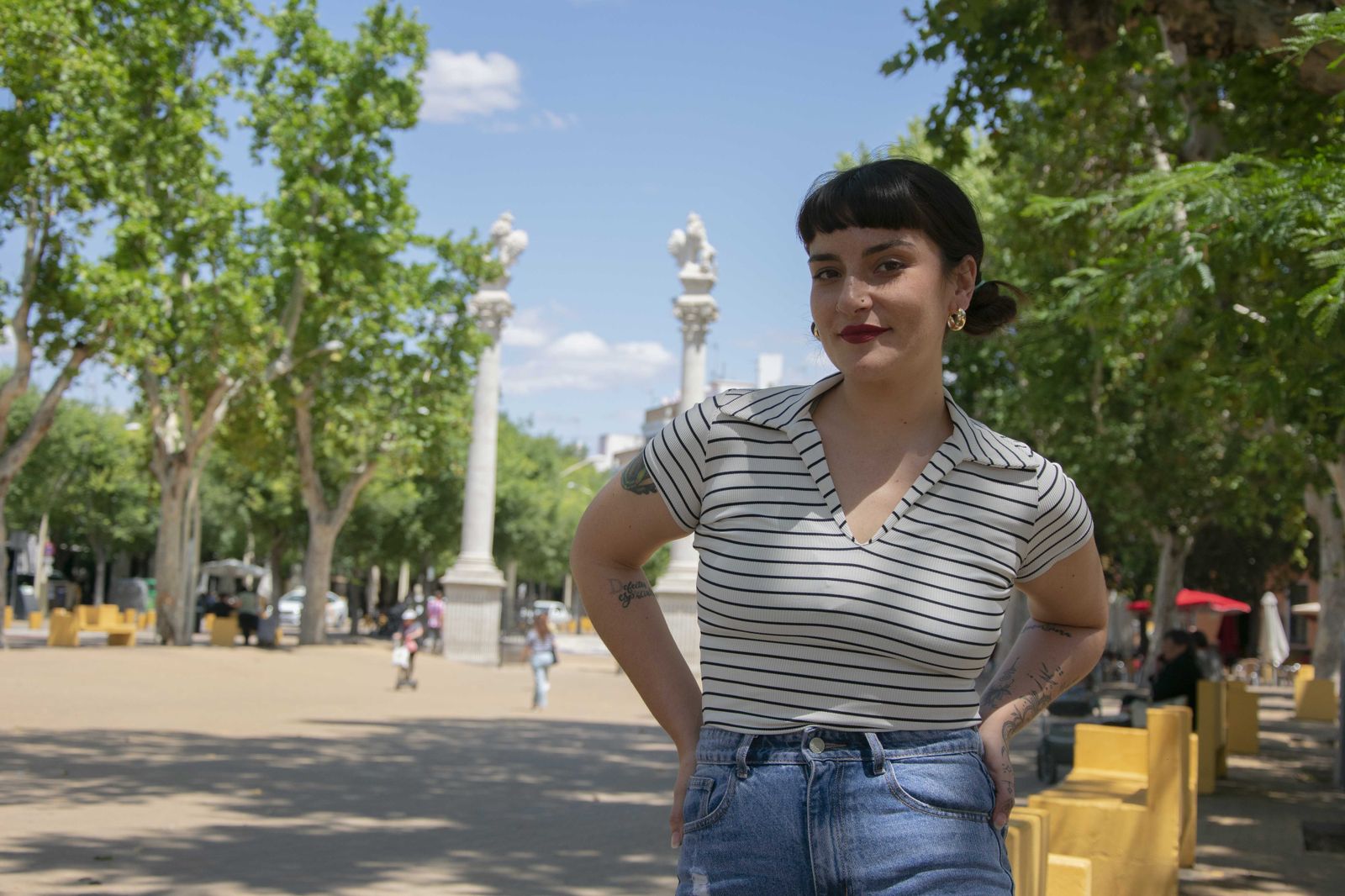 La cantante Zelia Narros en la Alameda de Hércules durante su entrevista a 'Diario de Sevilla'