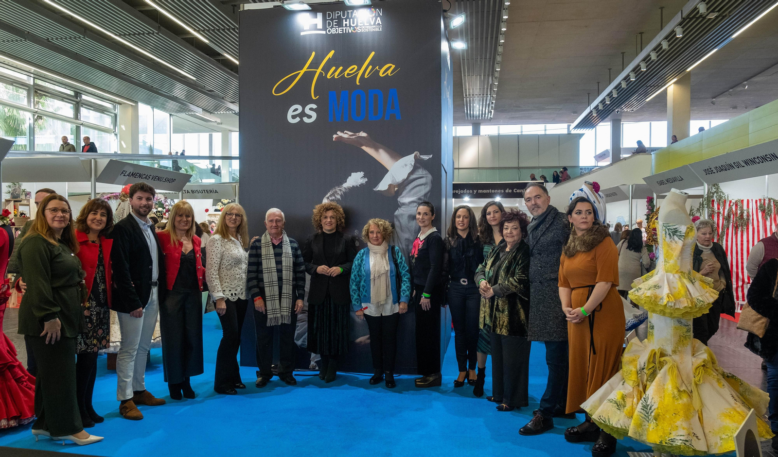 La presidenta de la Diputación con representantes de las once firmas onubenses.