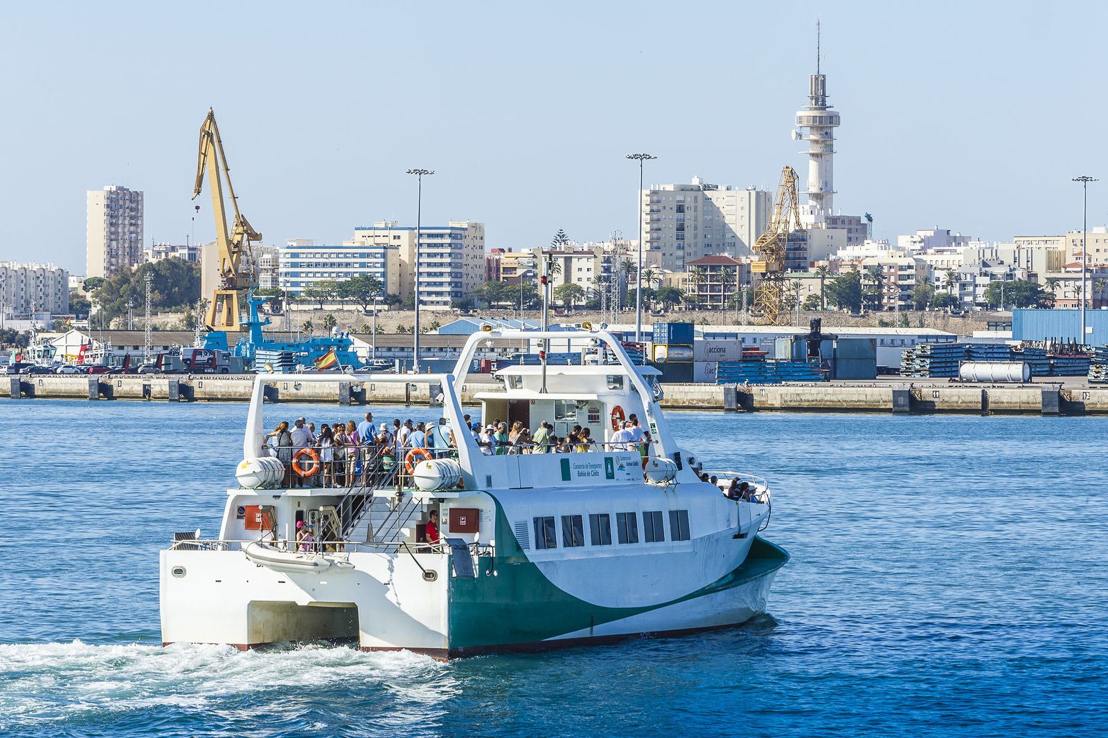 Un catamarán  del Consorcio  de Transportes de la Bahía llega al muelle de Cádiz