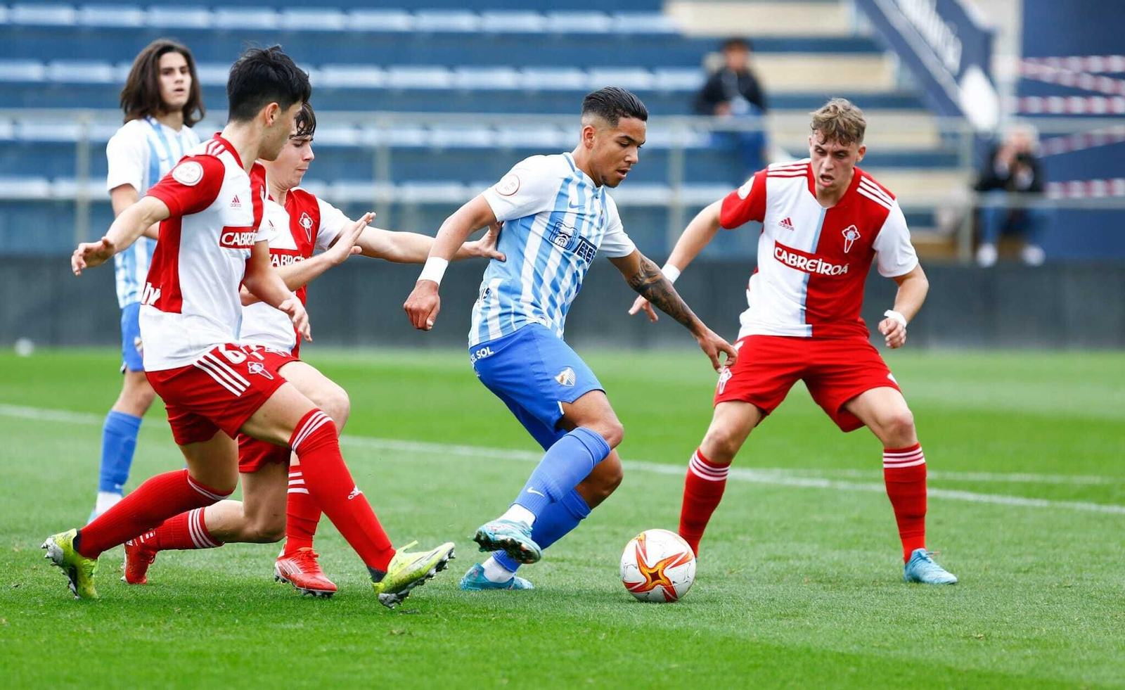 Loren Zúñiga, rodeado de rivales.