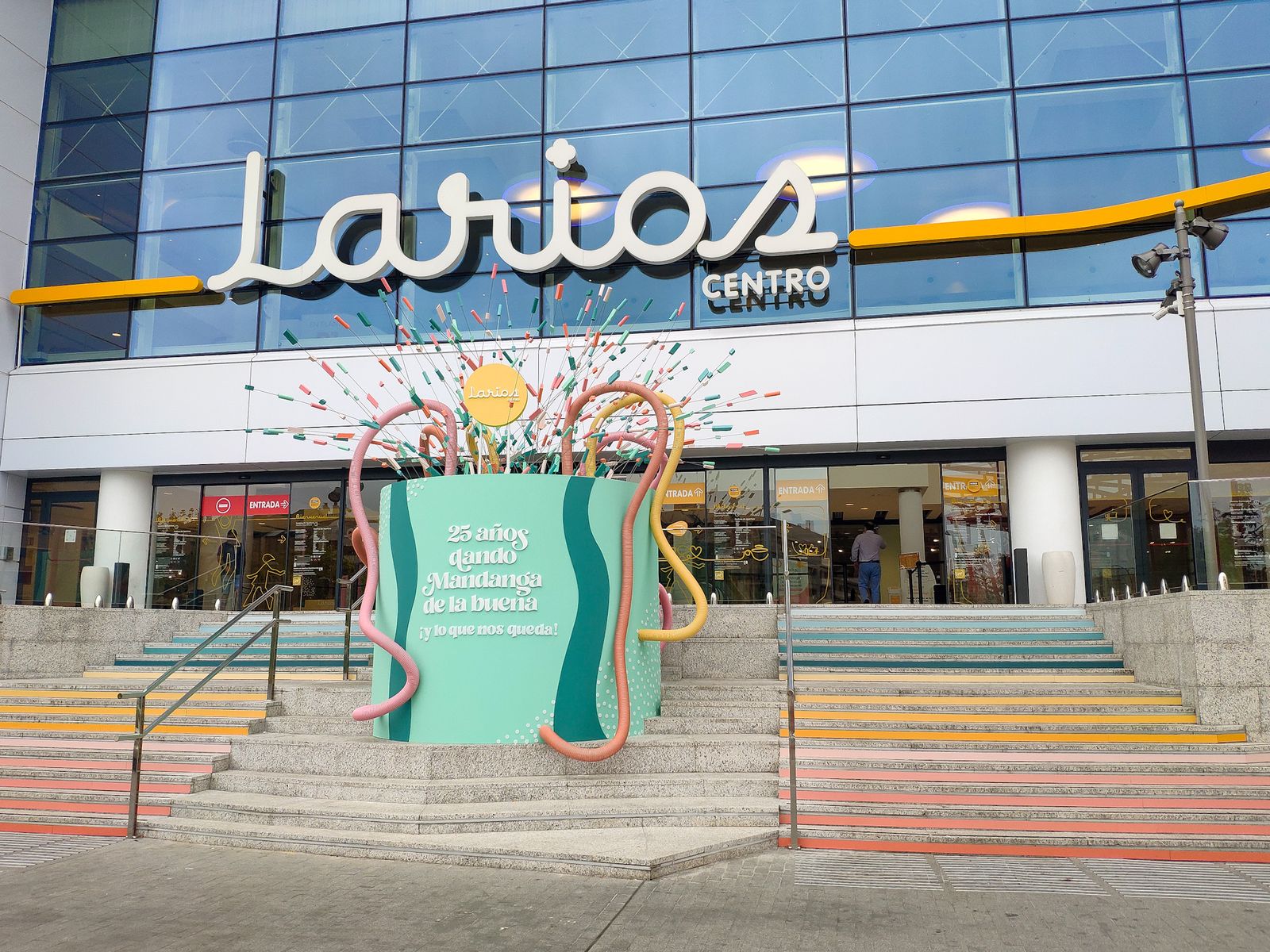 El centro comercial Larios celebra su 25 aniversario con música en directo, cócteles, sorteos y cientos de regalos