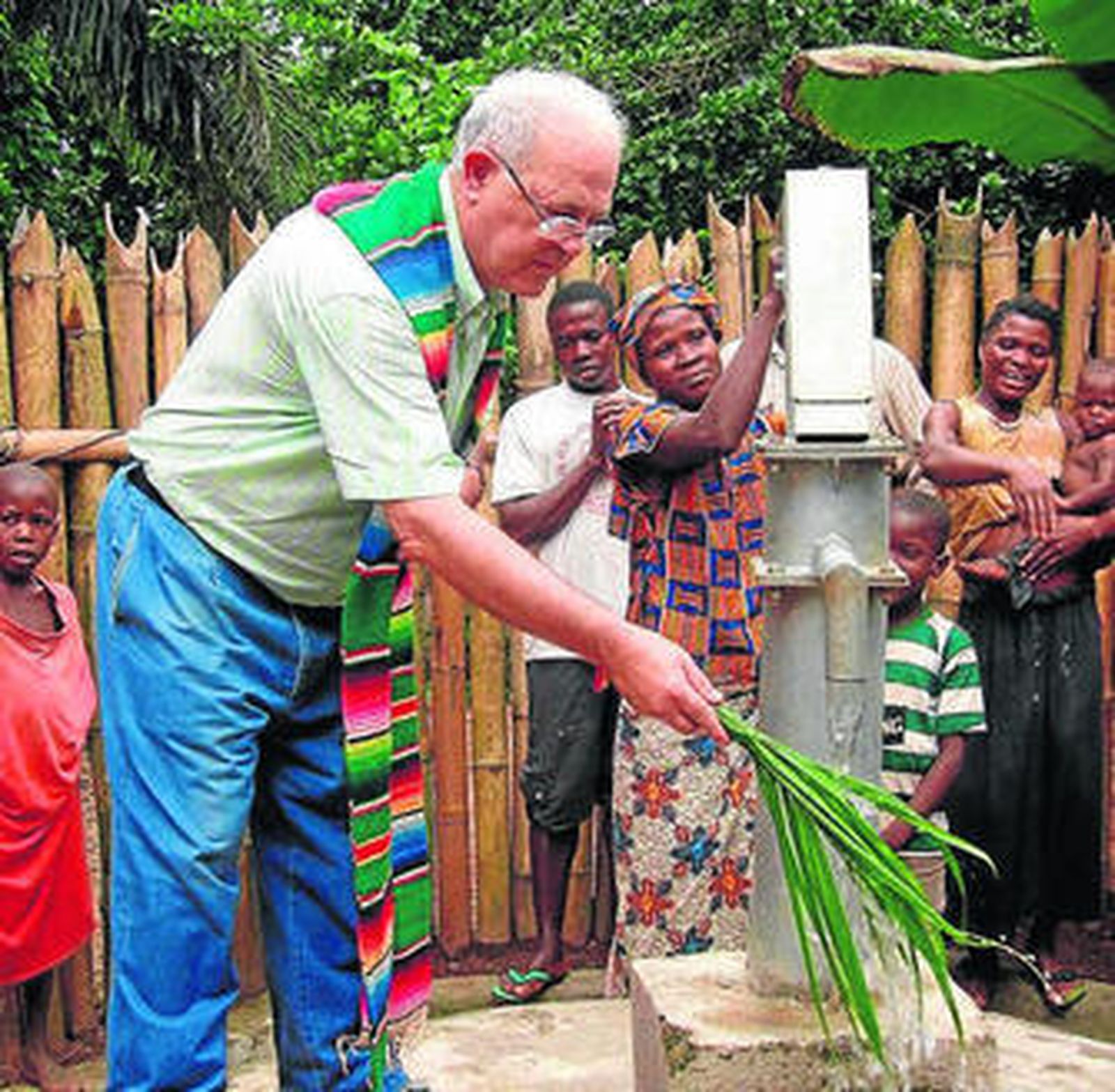 El padre Florencio bendice un pozo construido en Sierra Leona.