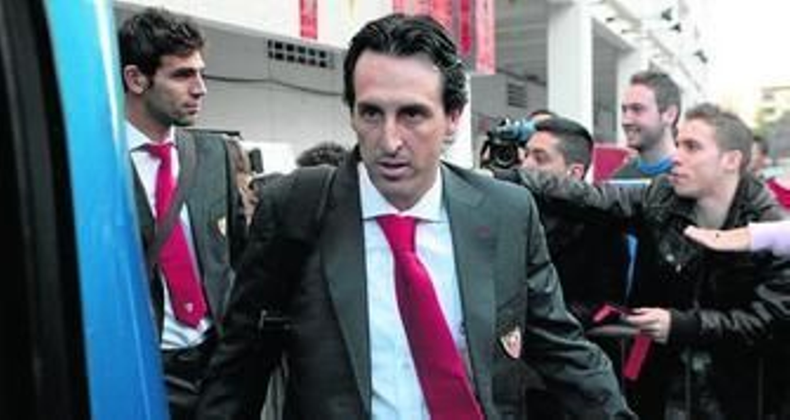 Unai Emery se dirige al autobús que trasladó al equipo hasta Santa Justa seguido por Fazio, quien es requerido por los aficionados.