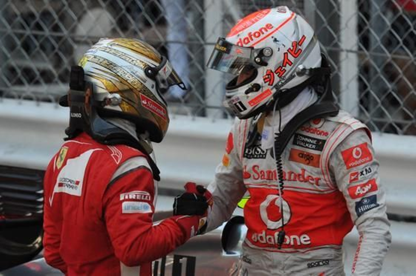 Fernando Alonso y Jenson Button se saludan tras la carrera.

Foto: AFP Photo