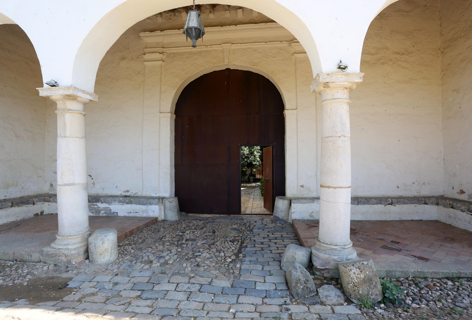 Una de las entradas al antiguo monasterio jerónimo que se encuentra en venta.
