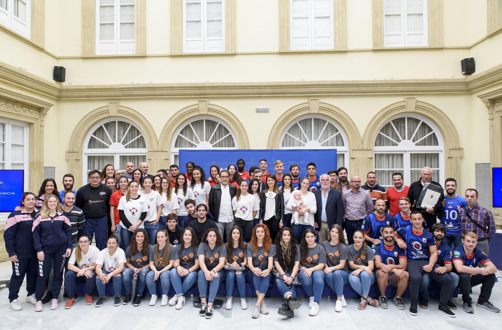 Representantes de los clubes que han cumplido los requisitos.