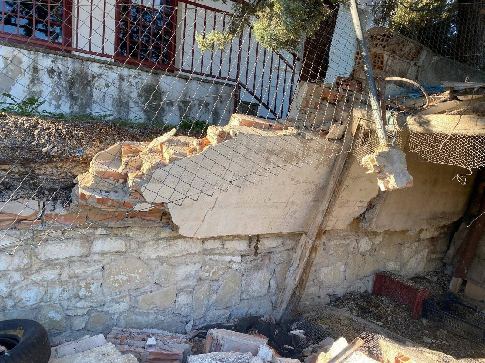 Estado del muro del colegio de Fuerte del Rey.