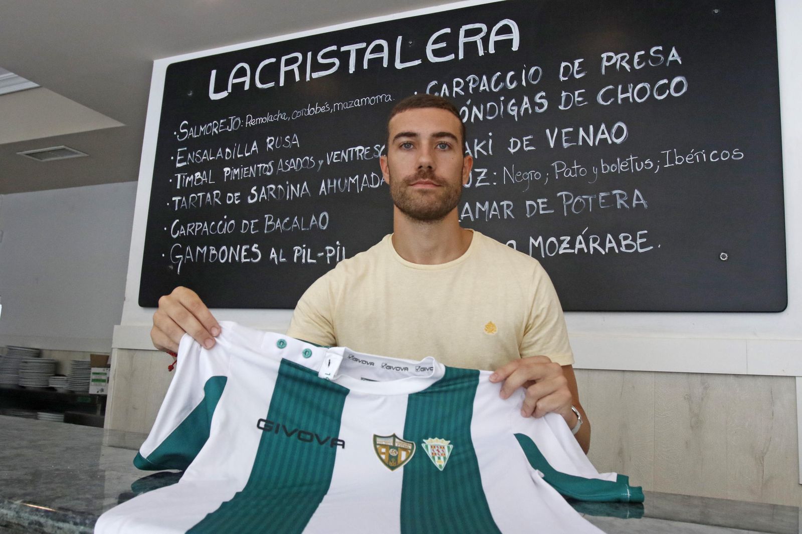 Alberto Saura posa con la camiseta del Córdoba Futsal en La Cristalera Gastrobar.