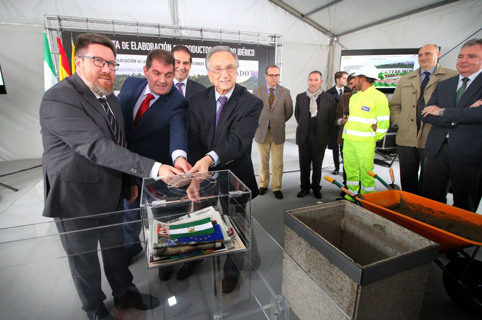 Imágenes de la colocación de la primera piedra de la planta de ElPozo en Jabugo.