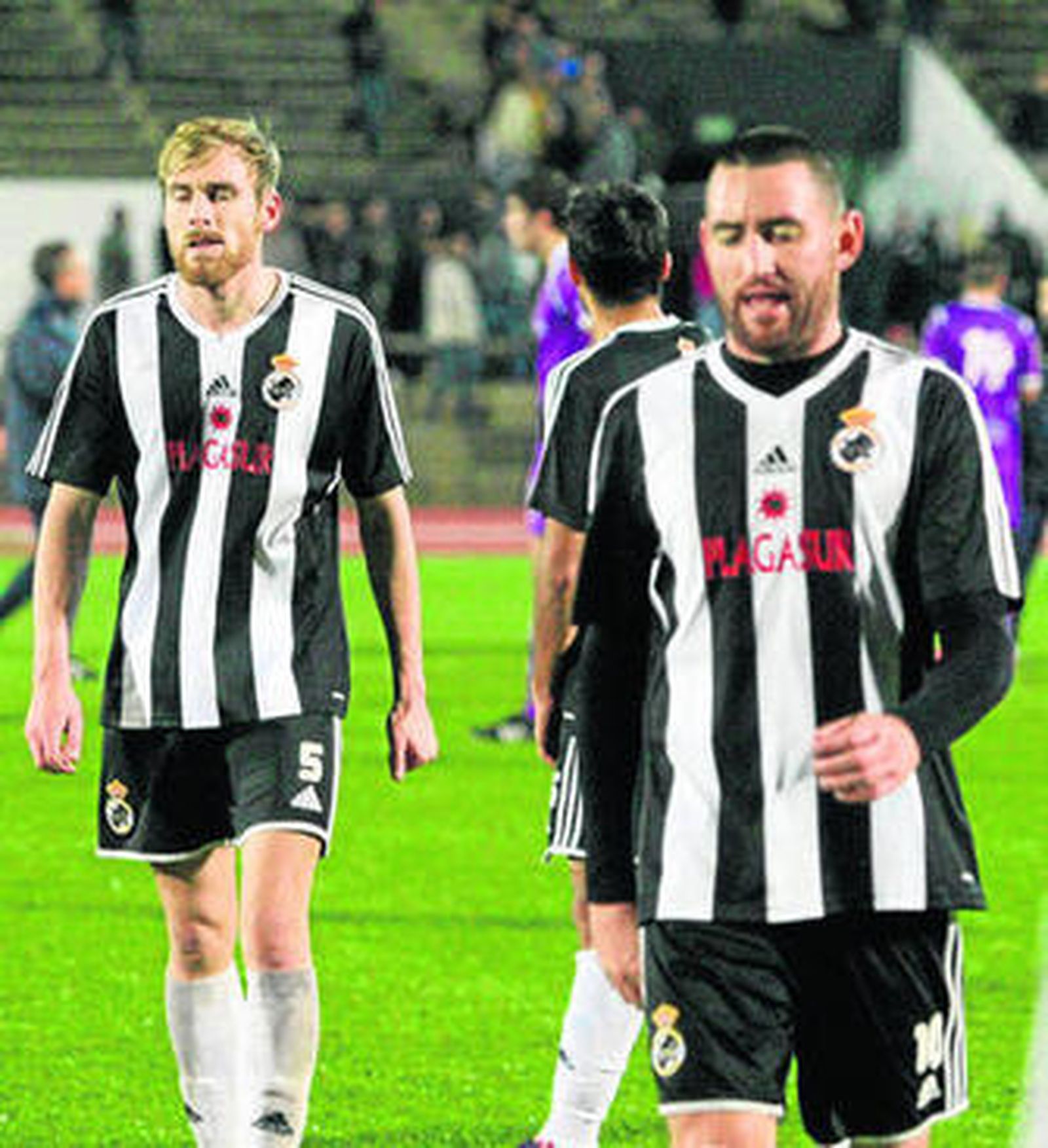 Joe (i) y Copi abandonan el césped contrariados, al final del encuentro.