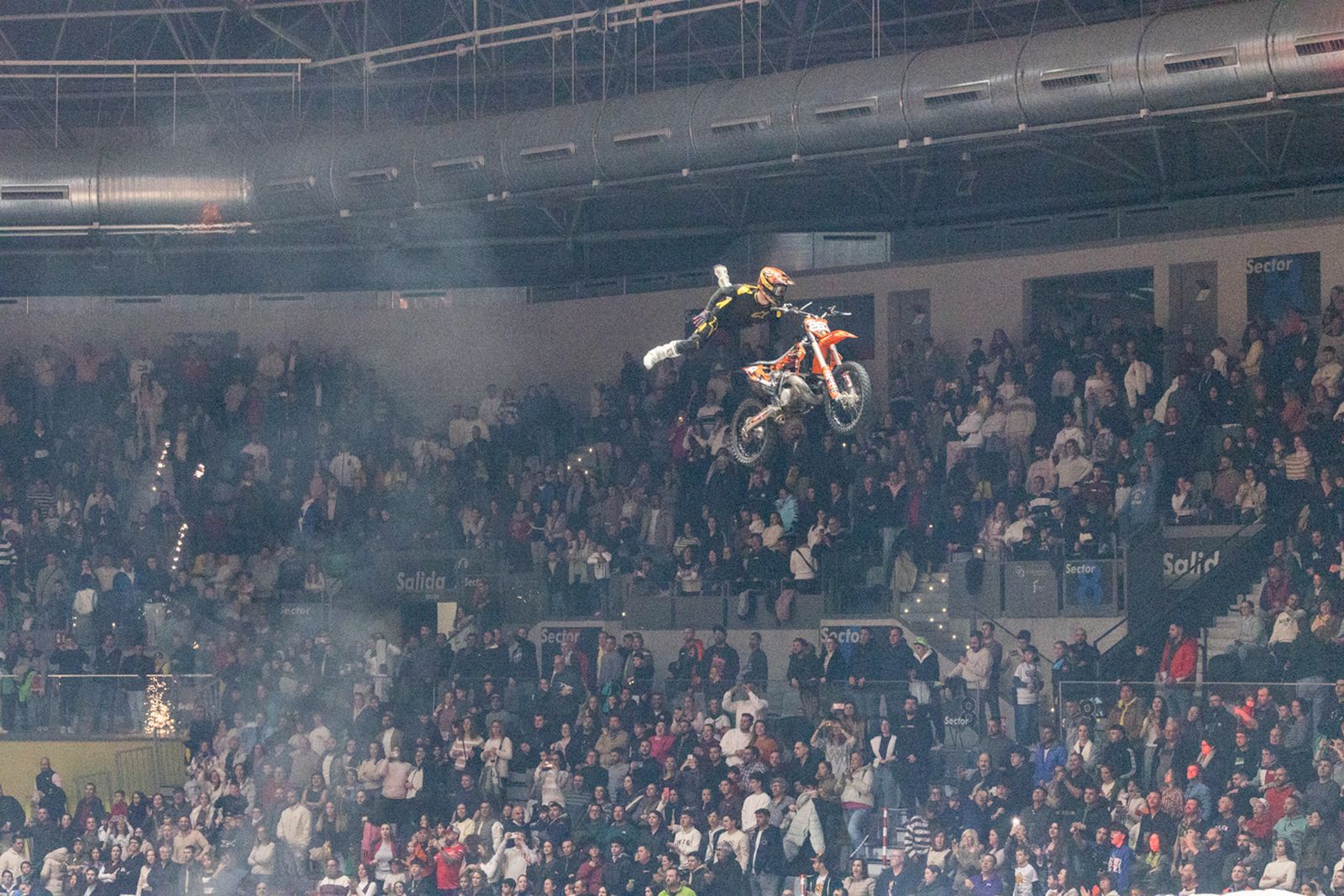 En imágenes: el Olivo Arena vibra con piruetas y motor en estado puro en el Soloflow Freestyle (2)