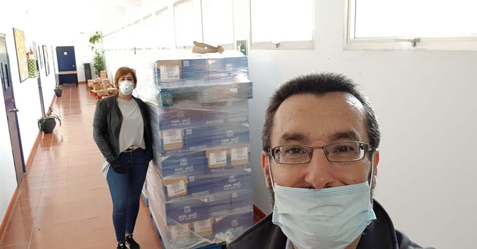 Juan Franco y Zuleica Molina, con la donación de Ubago