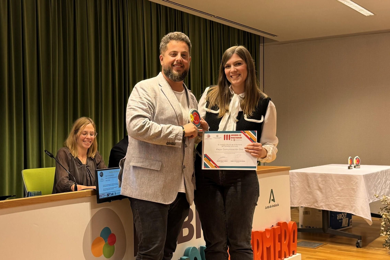 Aurora García Arcos recoge su premio a Mejor Comunicación Oral.
