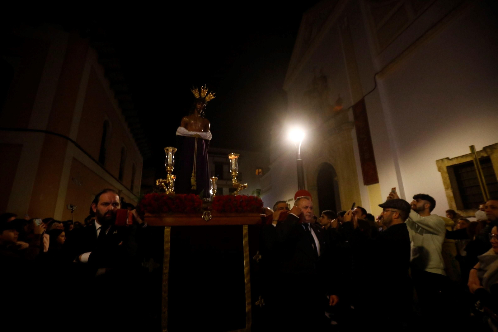 El Vía Crucis del Señor de las Penas de Córdoba, en imágenes.