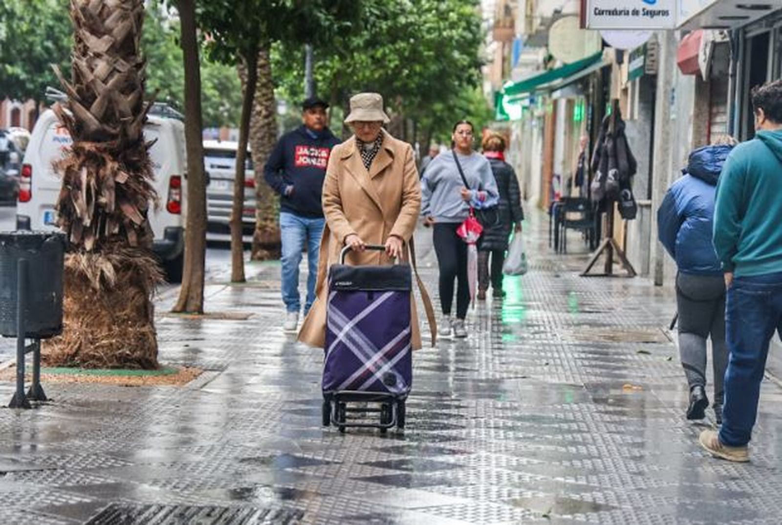 Varias personas pasean por las calles de Huelva.