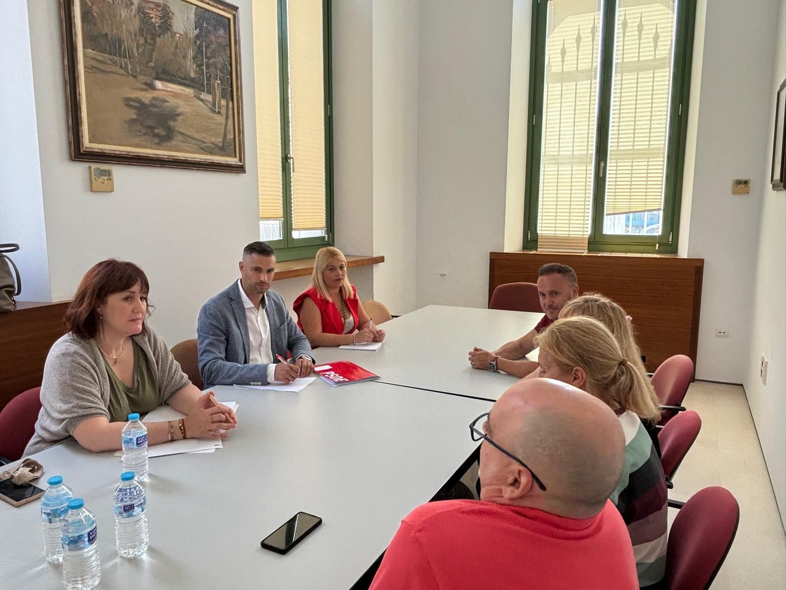 Una imagen de la reunión de los concejales con la plantilla.