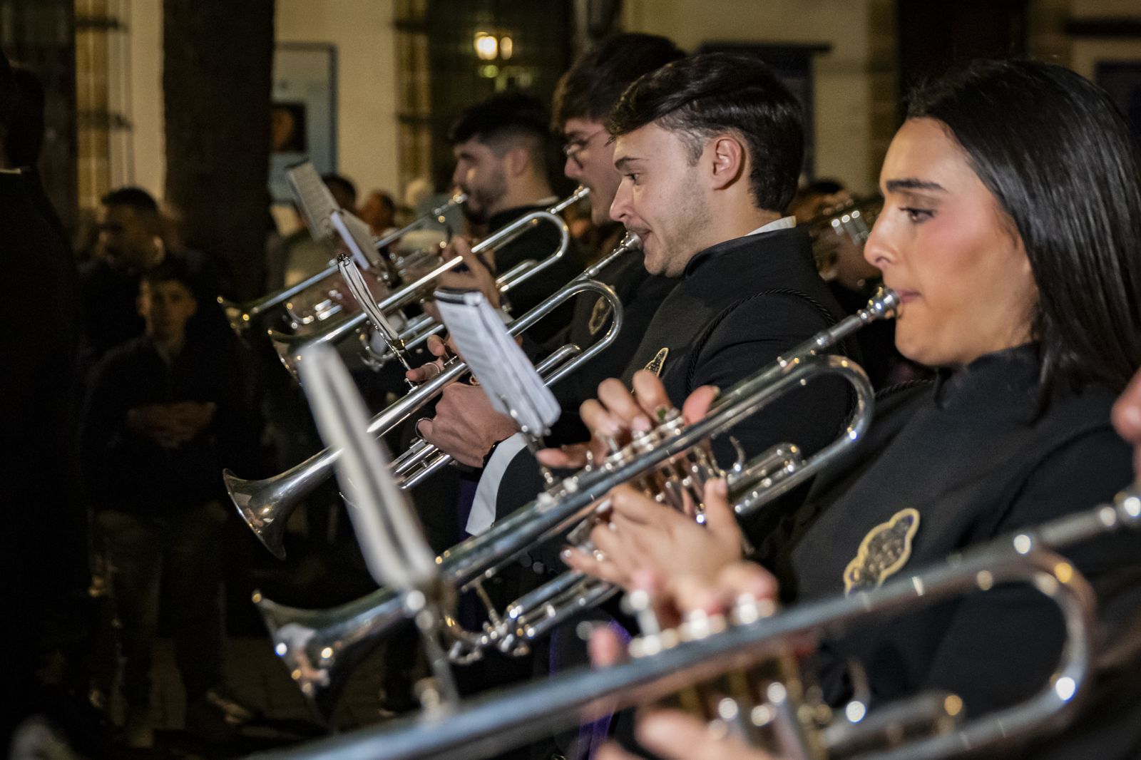 Multitudinario pasacalles de la Banda de las Cigarreras por el centro de Jerez