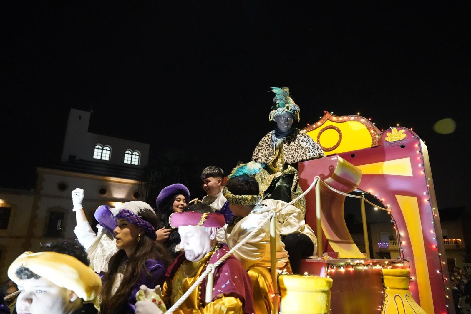 La cabalgata de Huércal de Almería, en imágenes: miles de personas reciben a los Reyes Magos