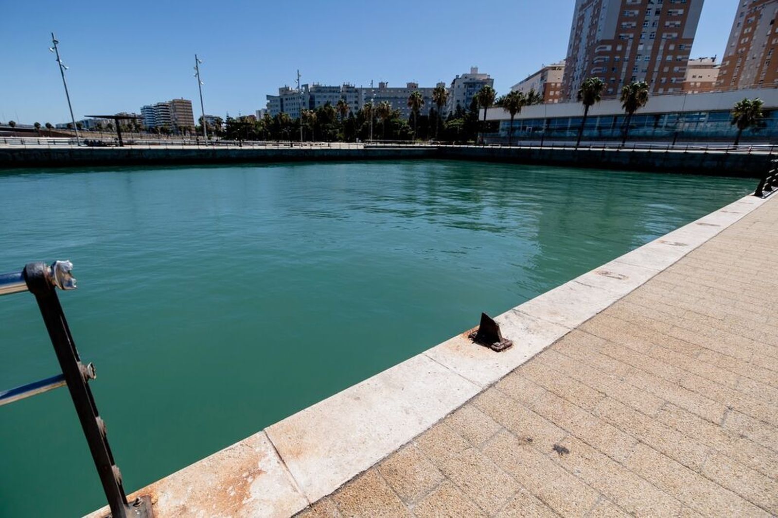 Todo un tramo del Paseo de Astilleros sin barandillas de seguridad.